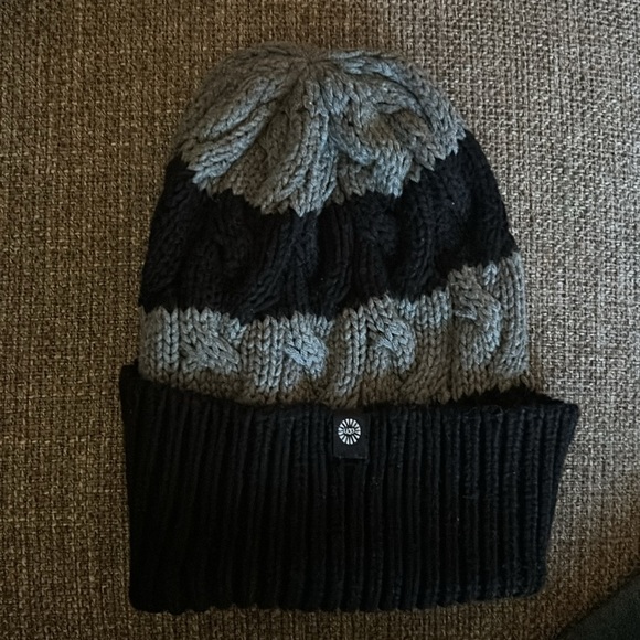 Ugg Cable Knit Scarf and Hat Set - Picture 5 of 6